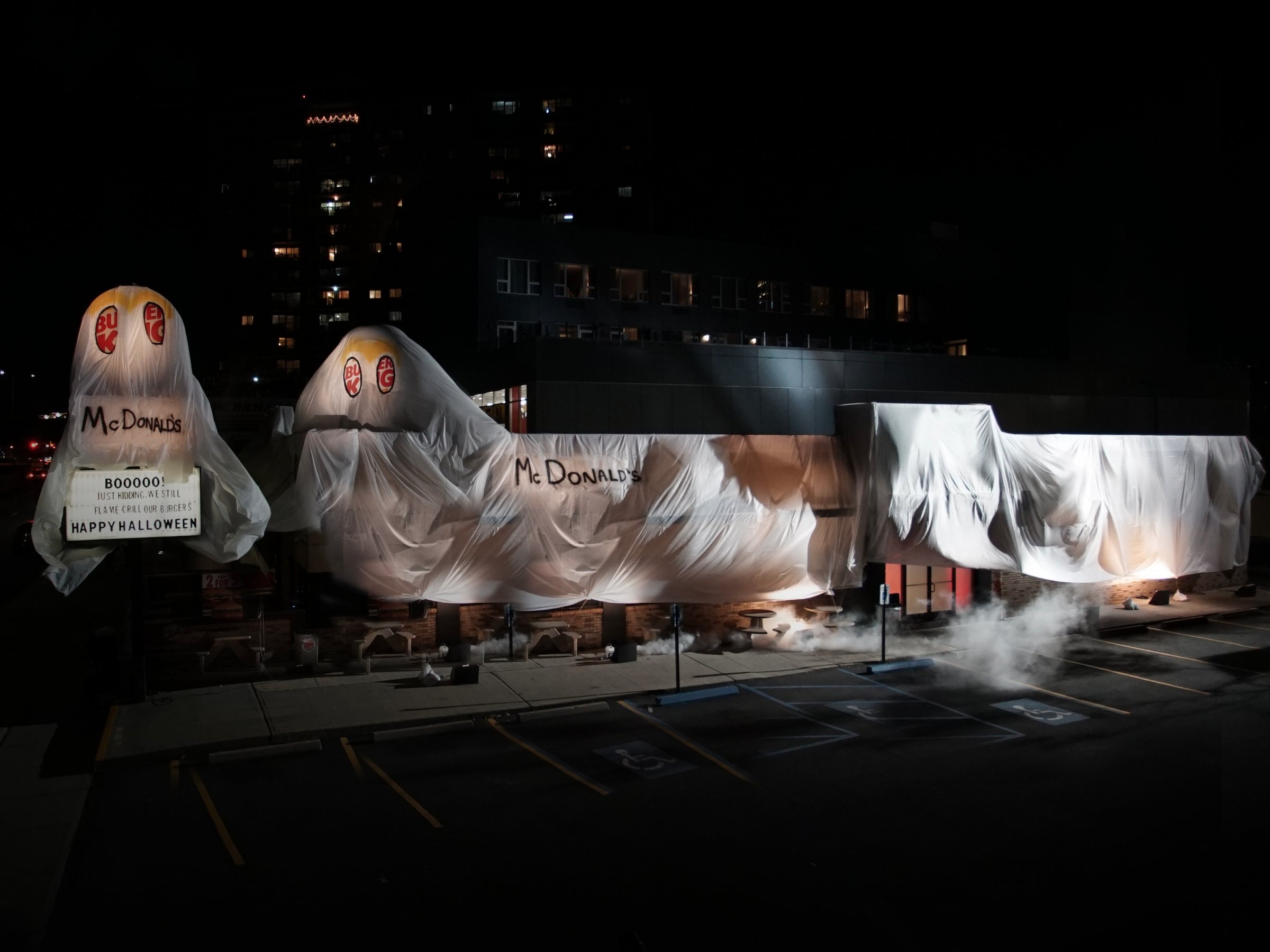 Кто как отпраздновал Хэллоуин: Бургер Кинг «переодели» в Макдональдс