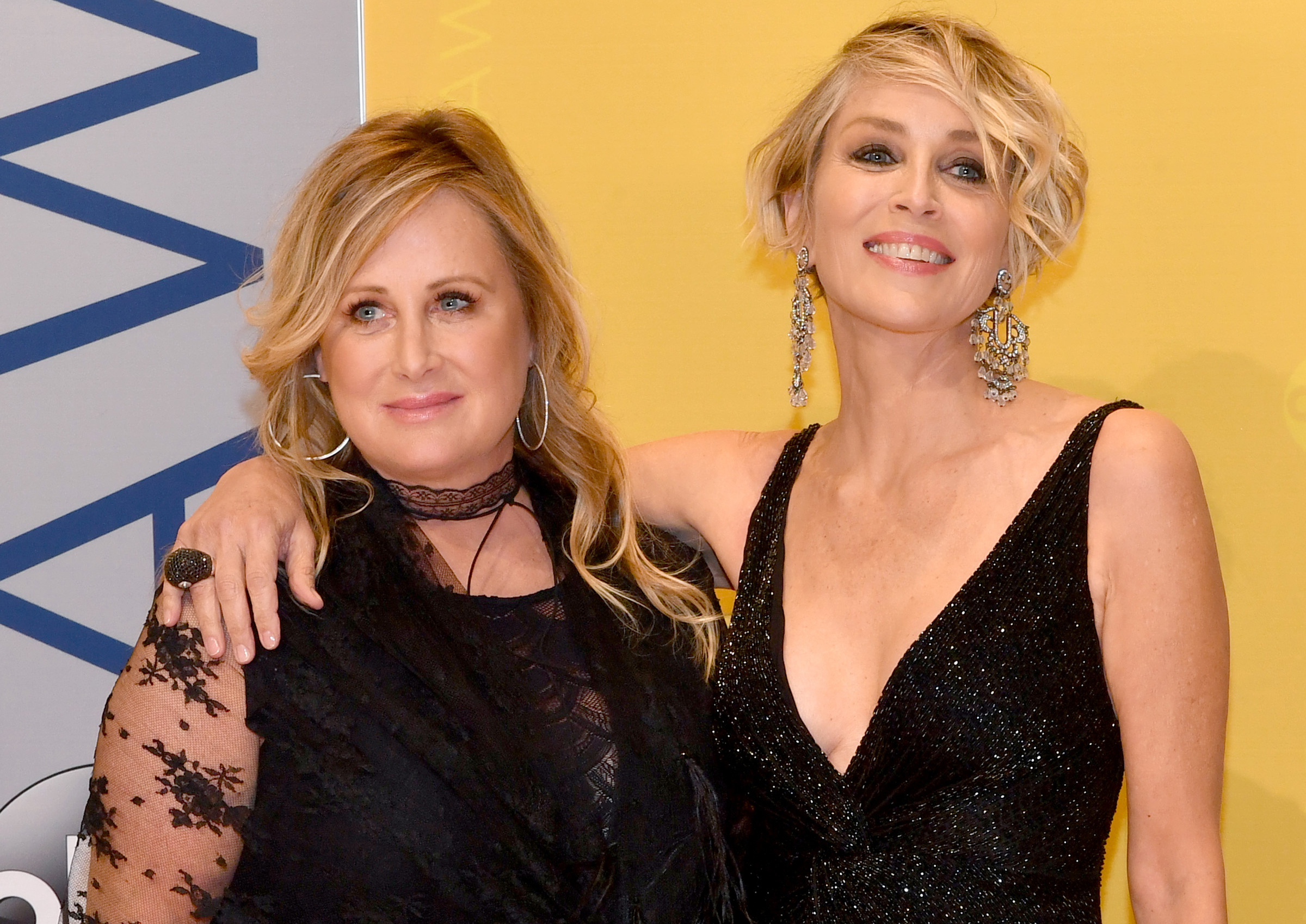 Шерон Стоун с сестрой, Дженнифер Гарнер и Бейонсе на сцене CMA Awards–2016