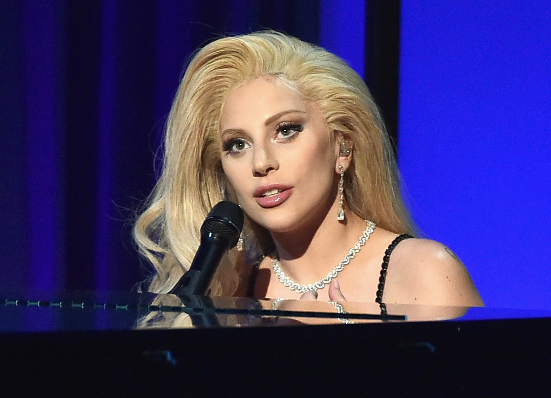 Twitter против Леди Гага: она сделала пластику?