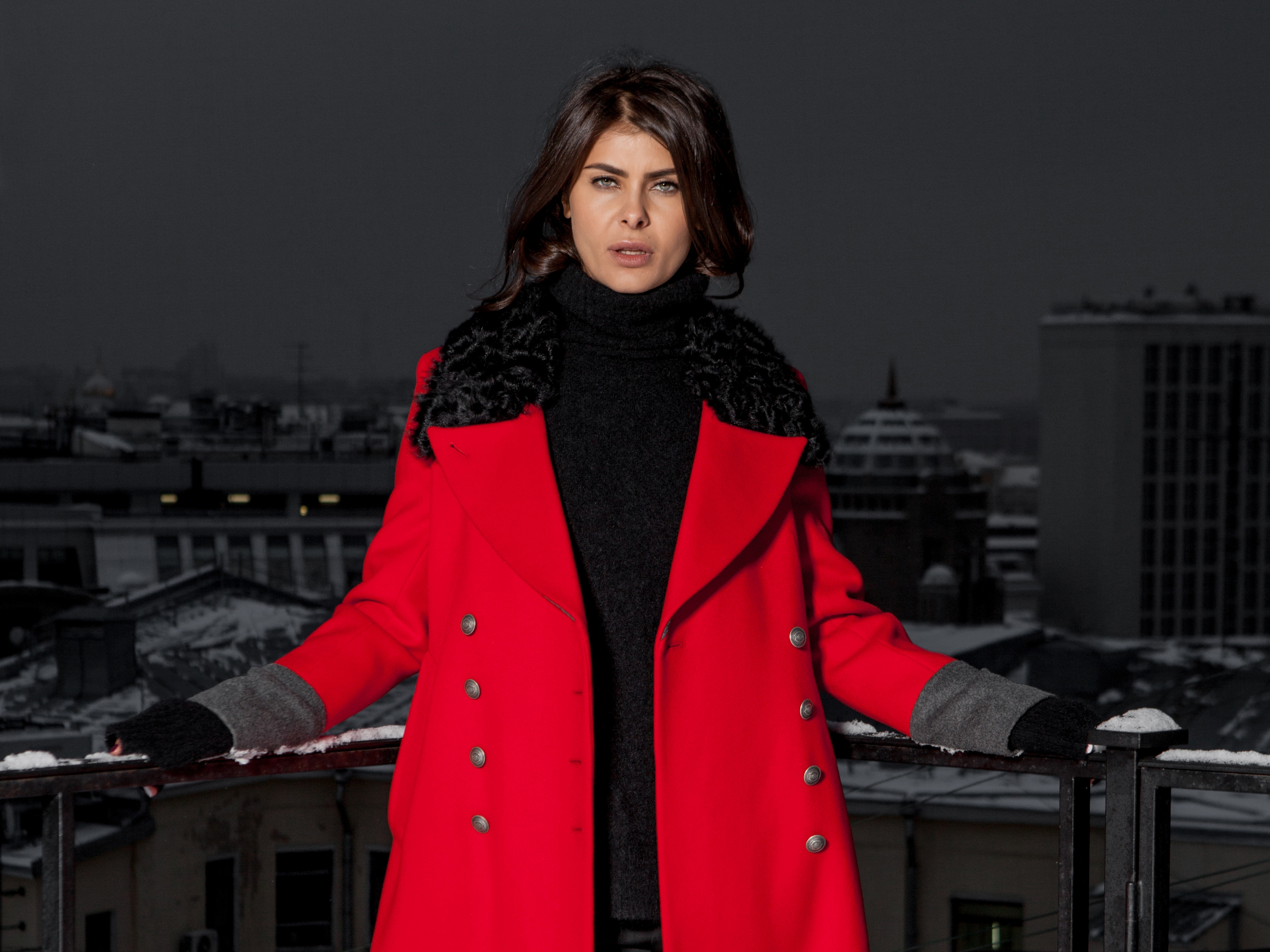 Надежда Оболенцева примерила пальто российского дизайнера