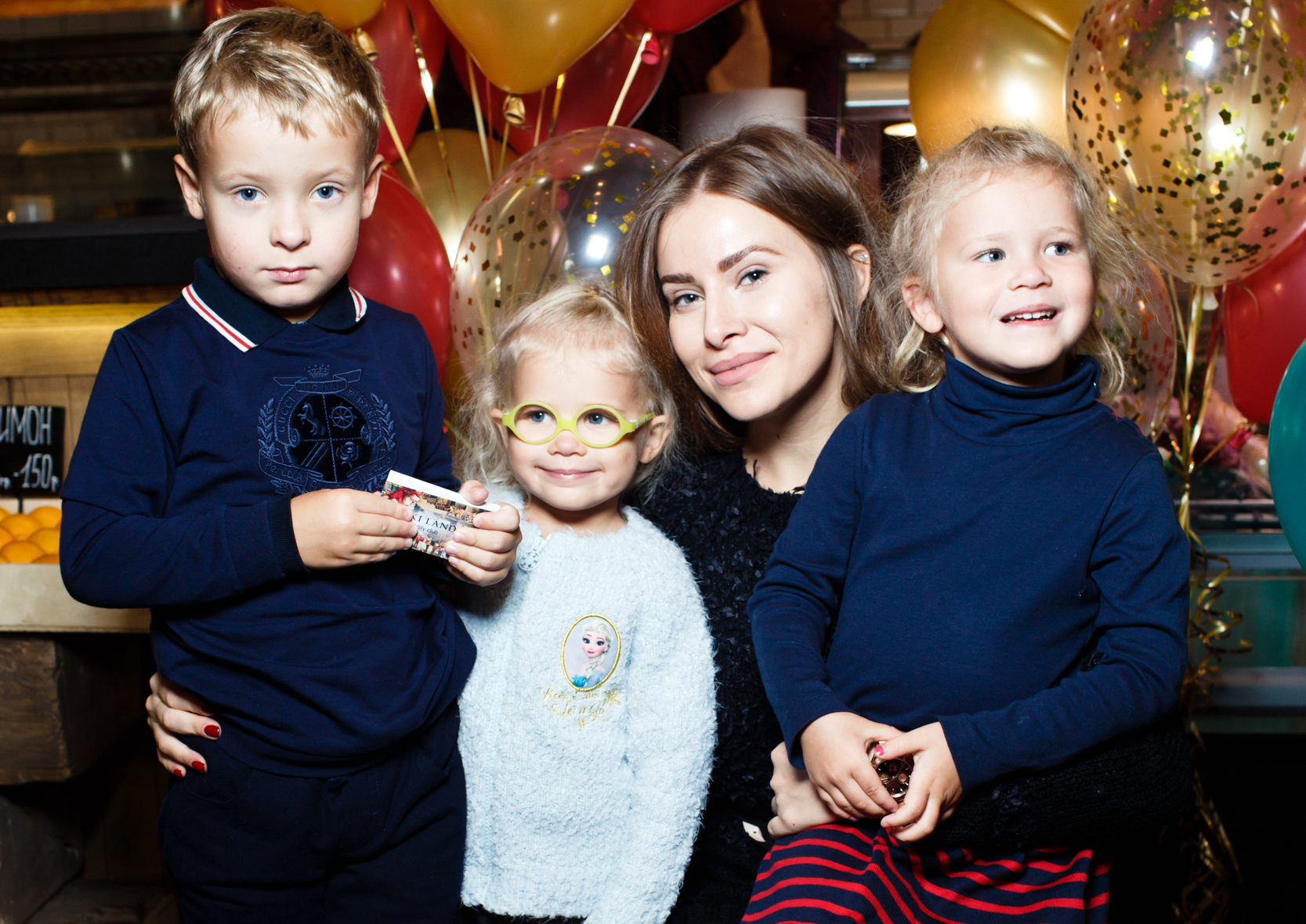 Тата Бондарчук с дочерьми и другие звезды на детском утреннике «Мастерская Санта-Клауса»