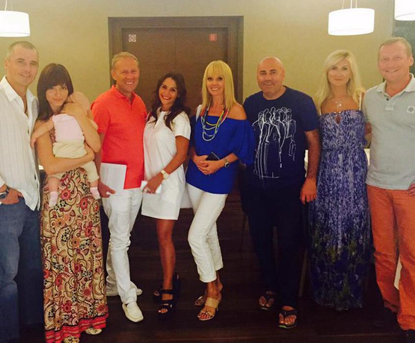 Игорь петренко в окружении друзей