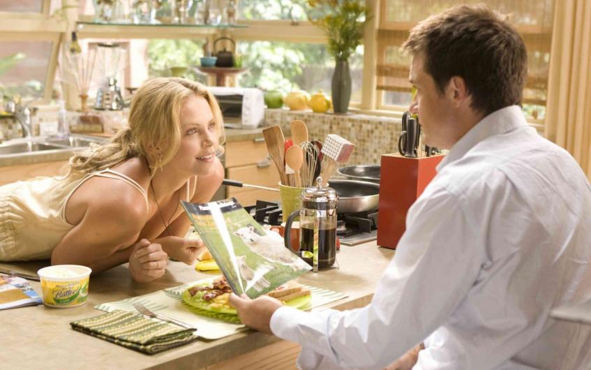 Мужчина готовит