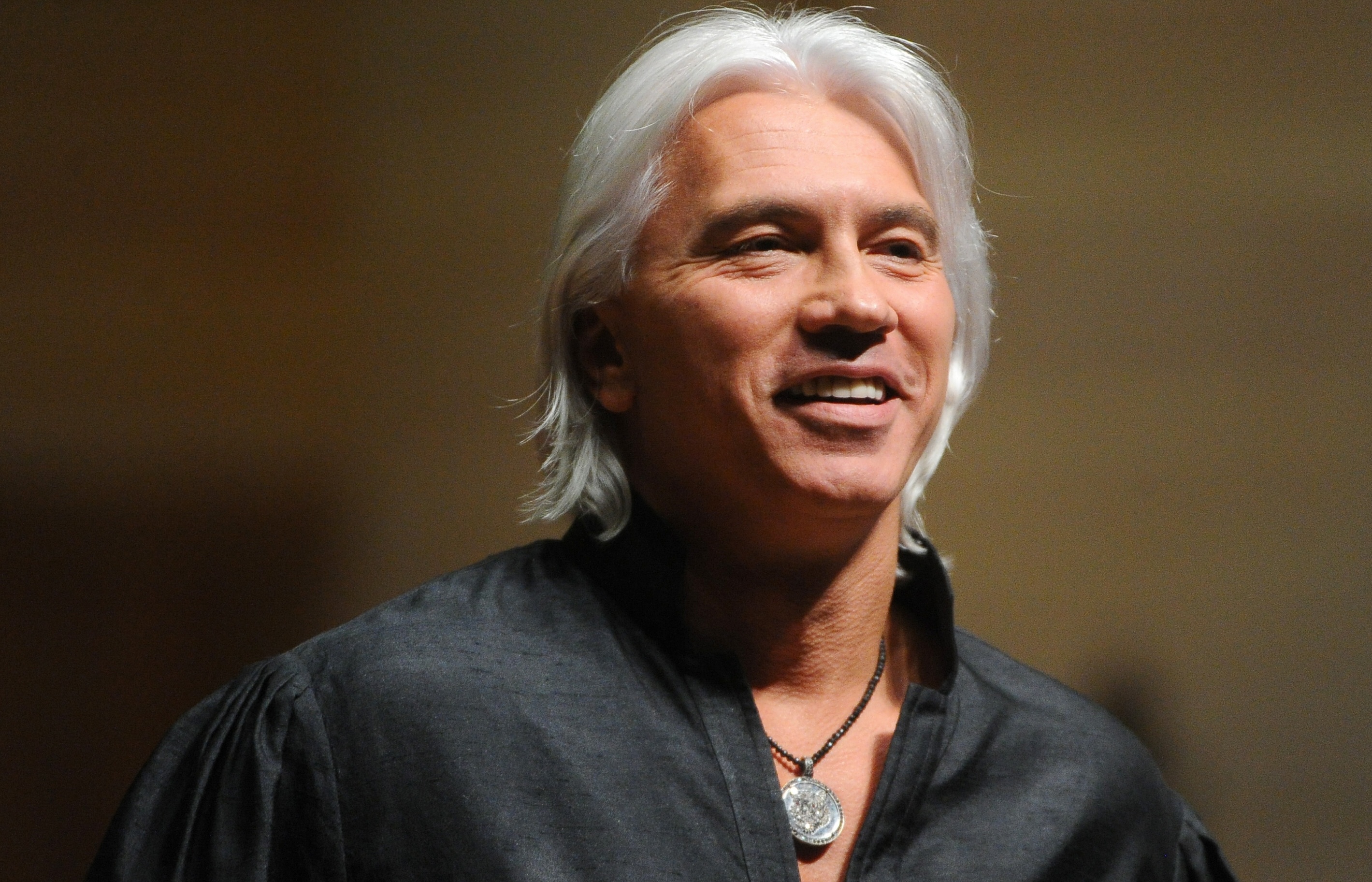 Музей хворостовского в красноярске. Институт им дмитрия хворостовского. Институт искусств им хворостовского. Памятник хворостовскому в красноярске. Институт искусств имени хворостовского.