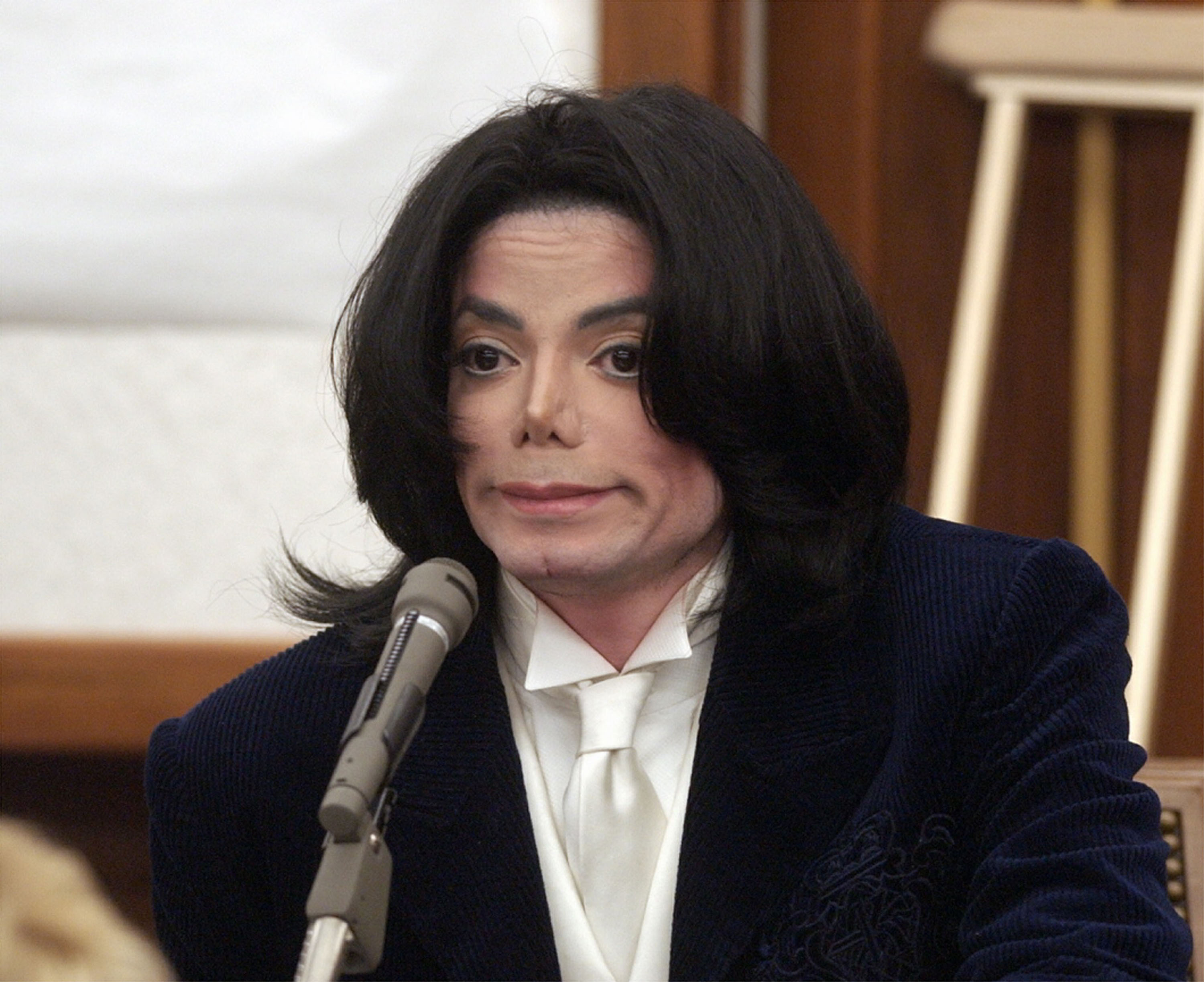 Поздние годы майкла джексона. Michael Jackson 2002 в суде.