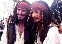 Джонни Депп (52) и его дублер на съемках фильма «Пираты Карибского моря».