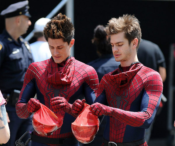 Эндрю Гарфилд (32) и его дублер в фильме «Удивительный Человек-паук».