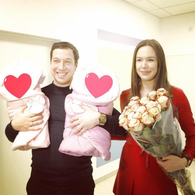 Антон Ямпольский с женой и детьми