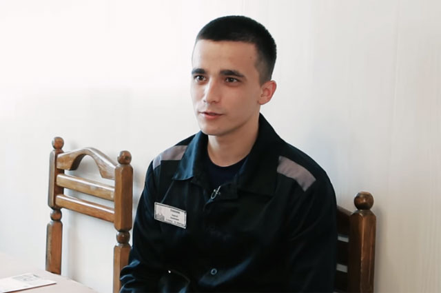 Зек после тюрьмы жестко вставляет на полу молодой русской шалаве