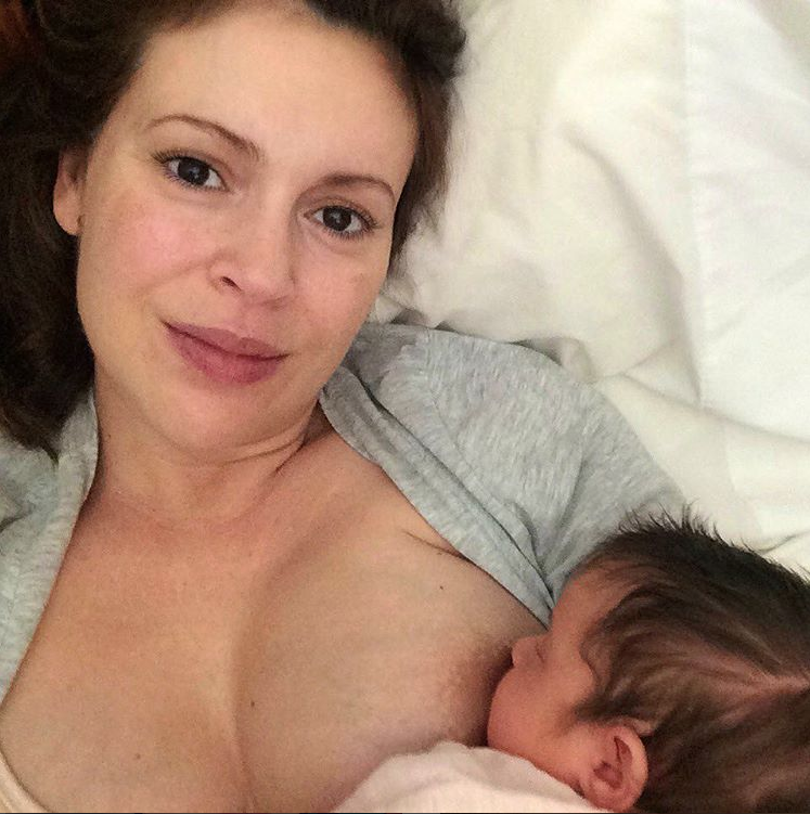 Не стесняется: Алисса Милано кормит грудью ребенка 