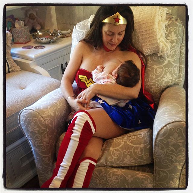 Не стесняется: Алисса Милано кормит грудью ребенка 