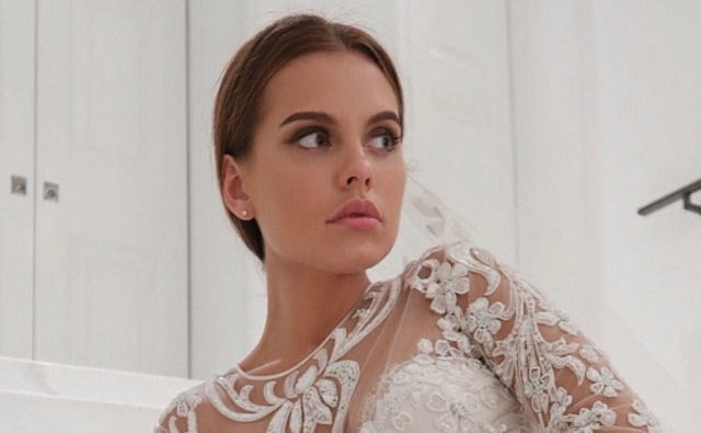 Даша Клюкина в свадебном платье и с кольцом на безымянном