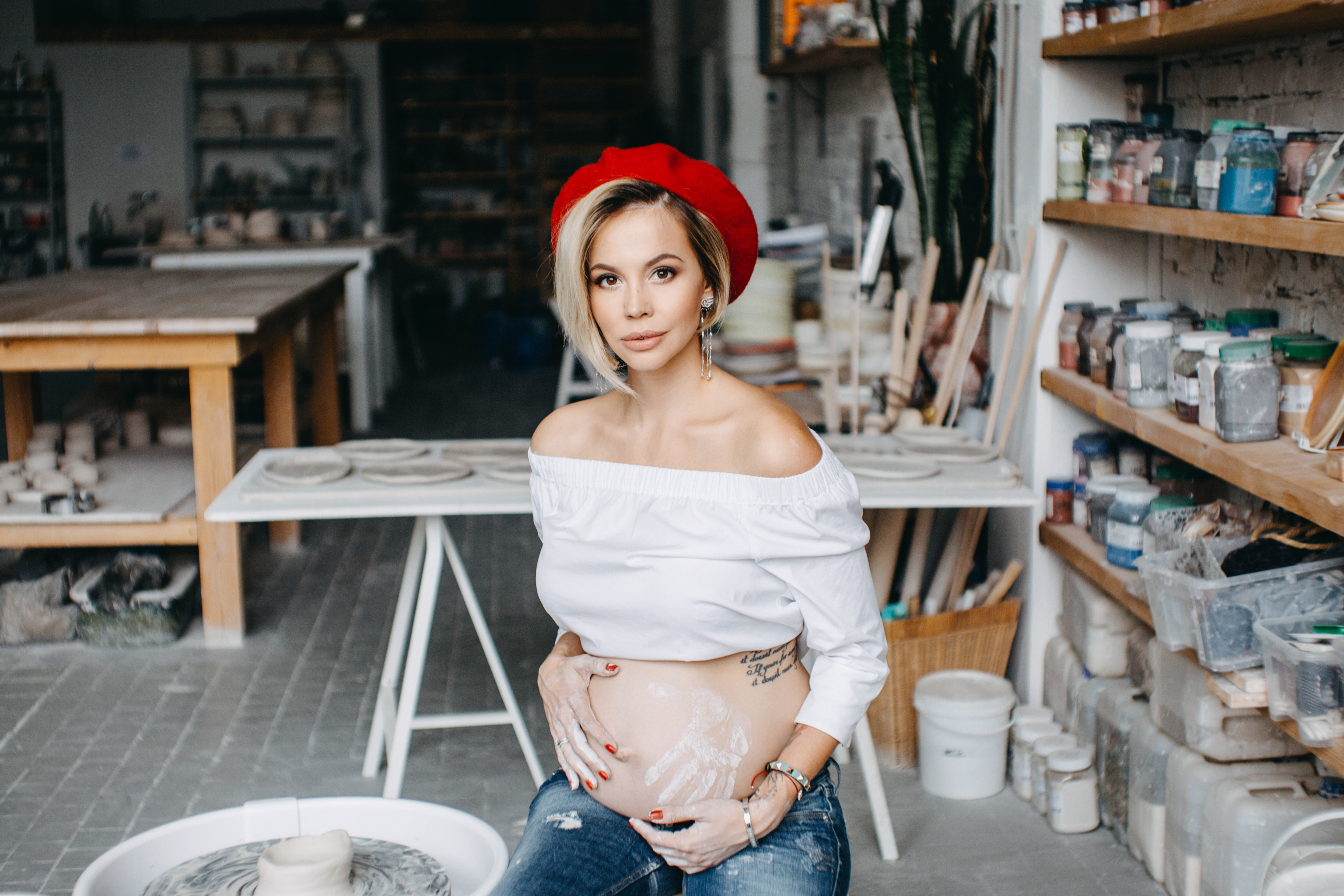 Официально эксведущая шоу «Орел и Решка» Натали