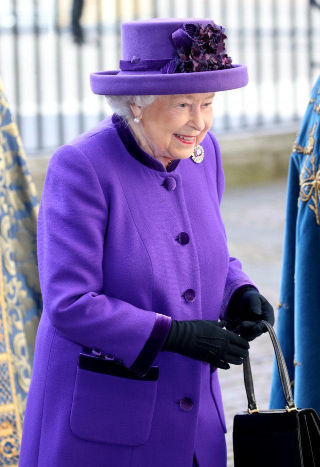 Скоро: тилист Елизаветы II расскажет все секреты о гардеробе королевы 