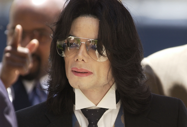 Цифра дня: за сколько продают носки Майкла Джексона? 