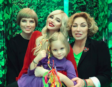 Мама Алены Шишковой высказалась о совместном воспитании внучки с Симоной Юнусовой