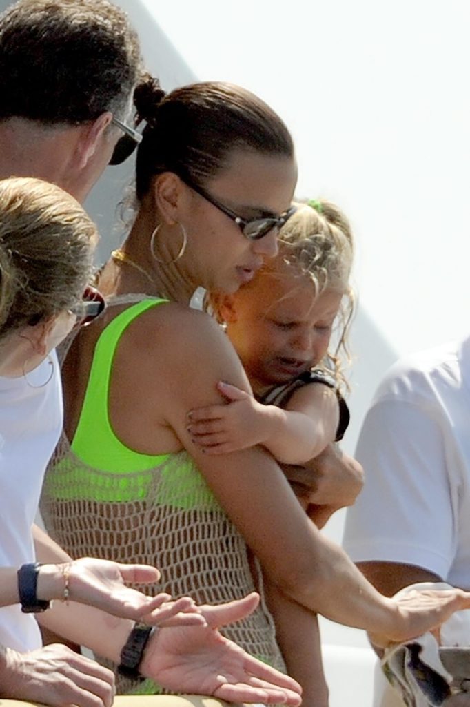 Королева пляжа: Ирина Шейк в неоновом бикини с дочкой на Ибице 