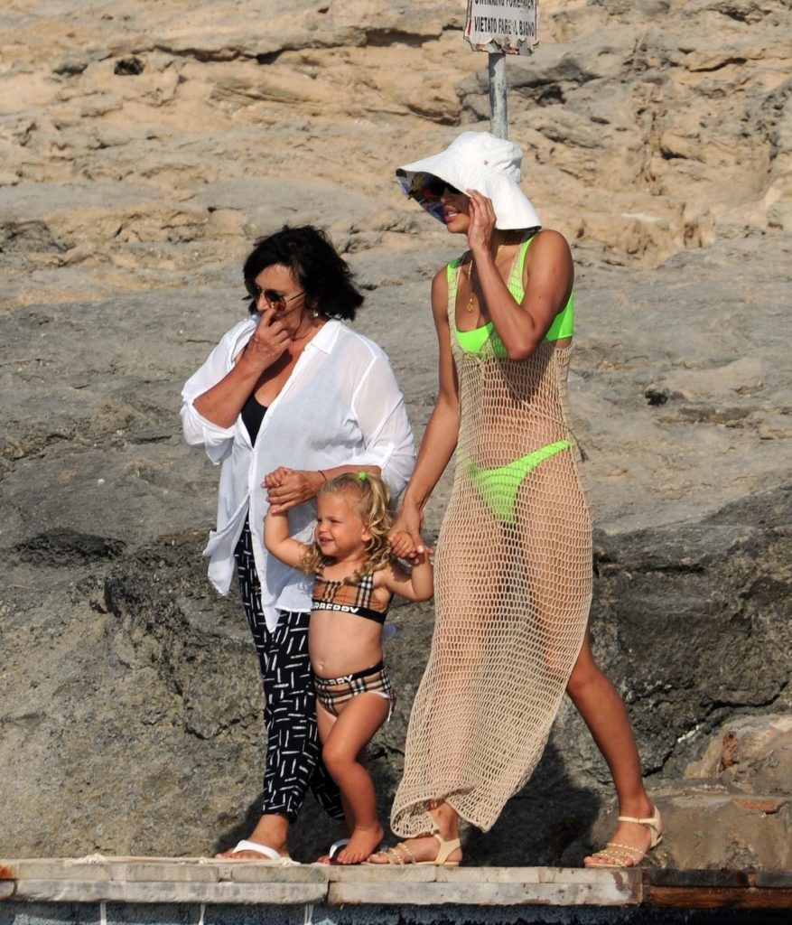 Королева пляжа: Ирина Шейк в неоновом бикини с дочкой на Ибице 