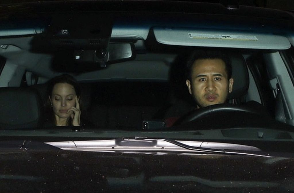 Анджелина Джоли плачет в машине. Что произошло? 