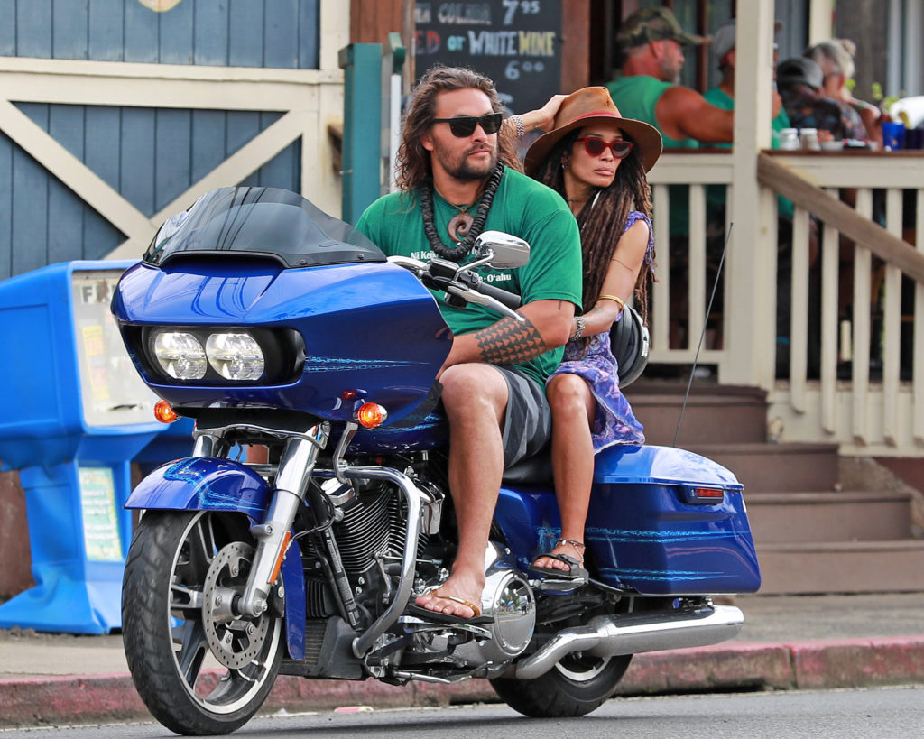 На серьезном: Джейсон Момоа и Лиза Боне катаются на мотоцикле на Гавайях 