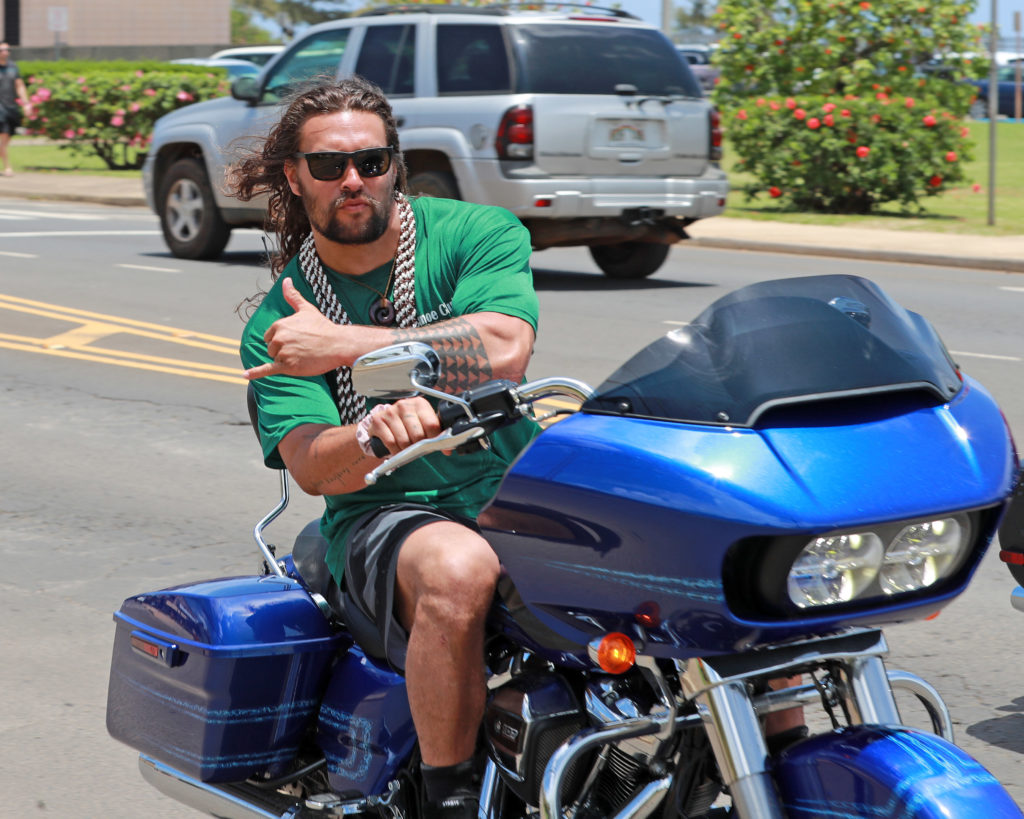 На серьезном: Джейсон Момоа и Лиза Боне катаются на мотоцикле на Гавайях 
