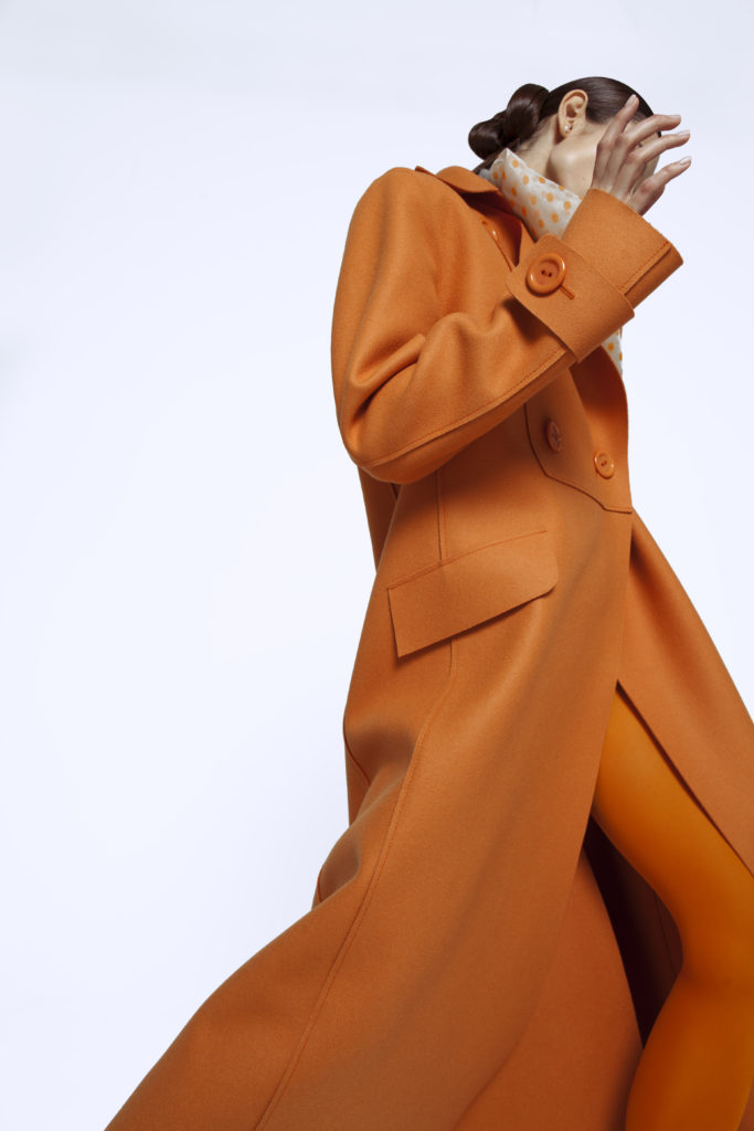 Пальто мечты: длинное, оранжевое и двубортное. Без такого в осень нельзя! 