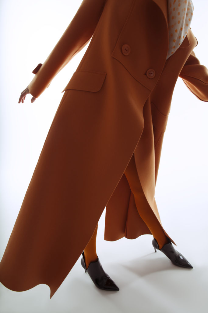 Пальто мечты: длинное, оранжевое и двубортное. Без такого в осень нельзя! 