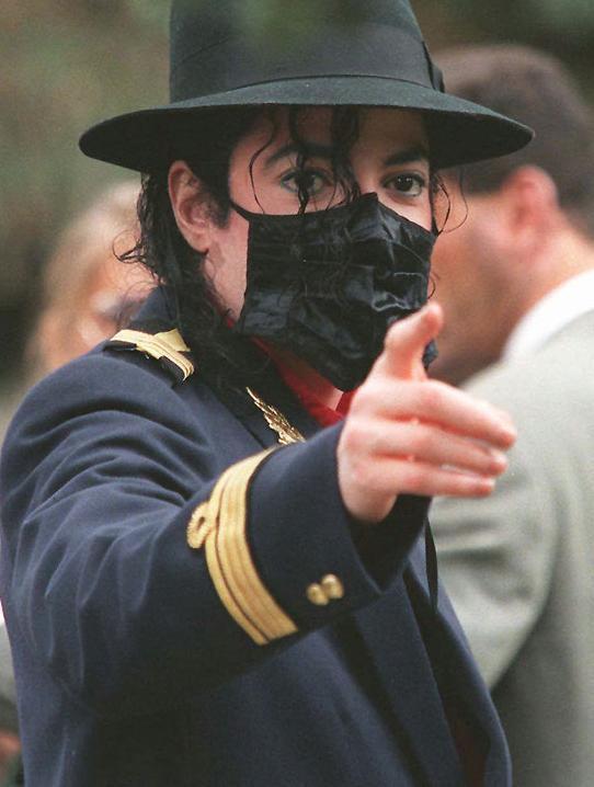 Ответ тебя удивит: зачем Майкл Джексон носил на носу пластырь? 