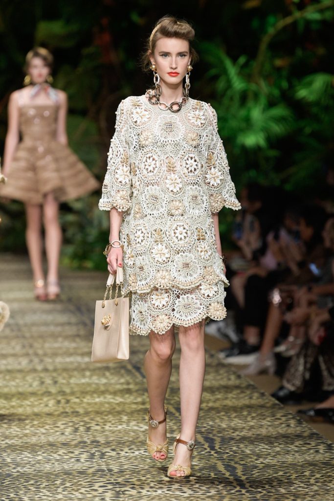 Питоновая юбка мечты на показе Dolce & Gabbana. Смотри все шоу здесь! 