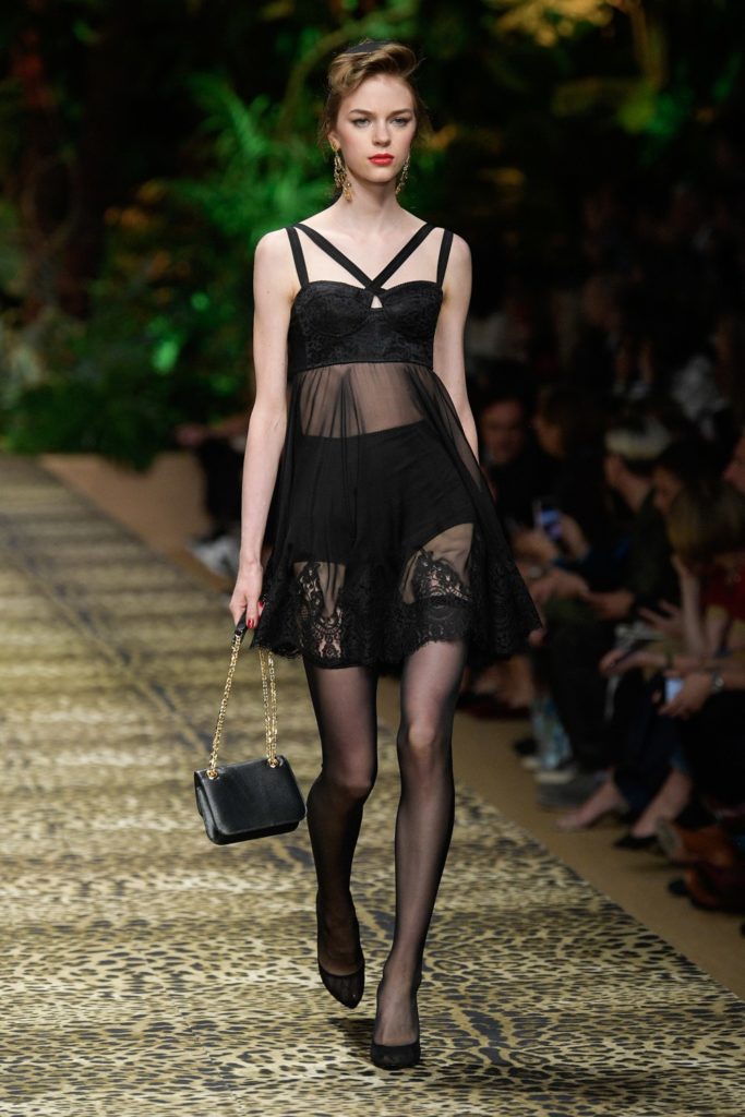 Питоновая юбка мечты на показе Dolce & Gabbana. Смотри все шоу здесь! 