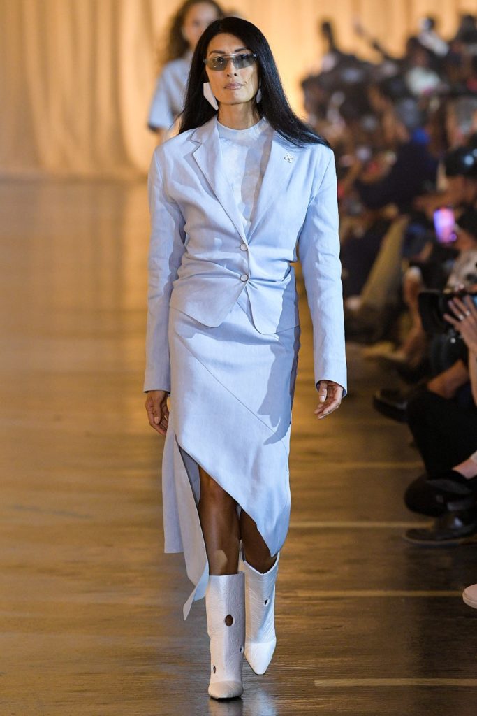Белла Хадид в ОЧЕНЬ странном платье на показе Off-White 