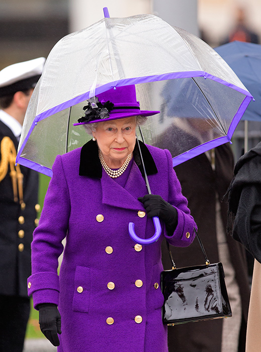 В стиле Елизаветы II: зонты, как у всей королевской семьи, стоят меньше двух тысяч рублей 