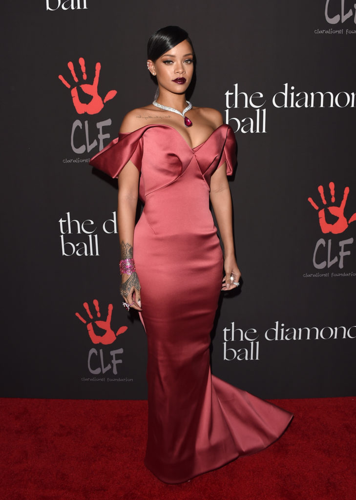 Голосование: выбери самое крутое платье Рианны за всю историю Diamond Ball 