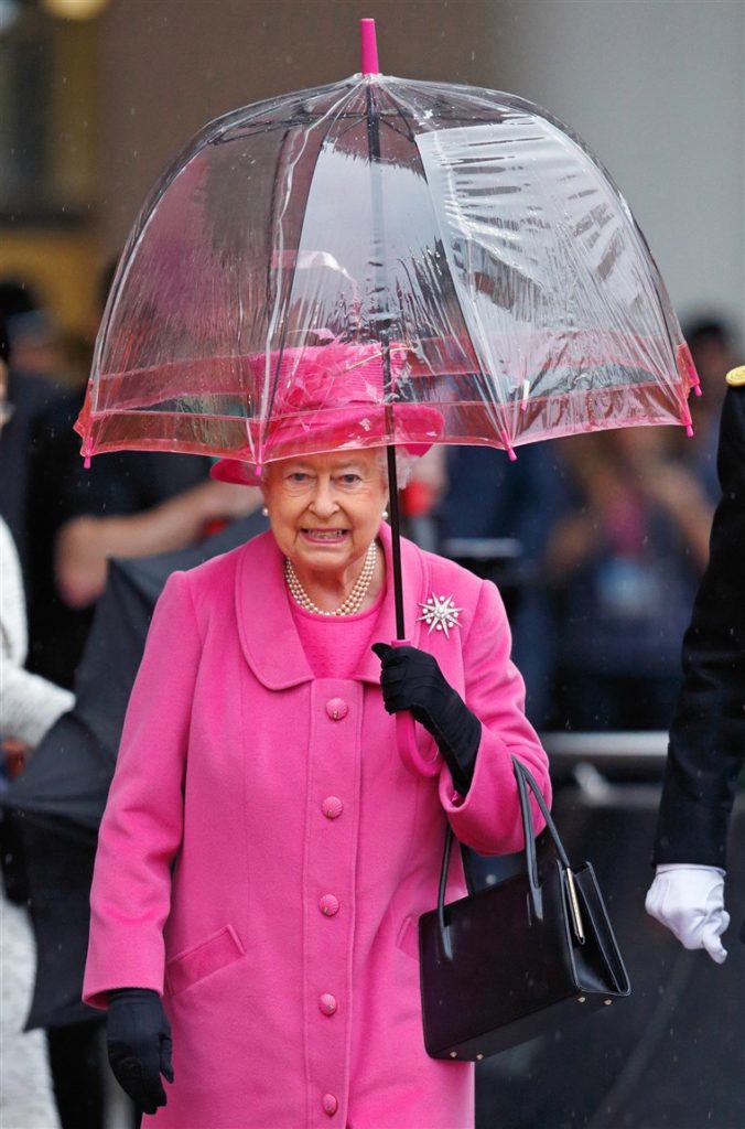 В стиле Елизаветы II: зонты, как у всей королевской семьи, стоят меньше двух тысяч рублей 