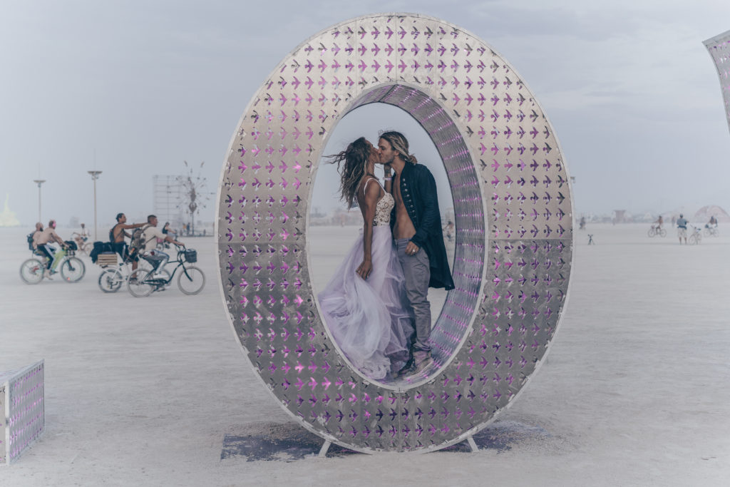 Эксклюзив. Сколько стоит свадьба на фестивале Burning Man? 