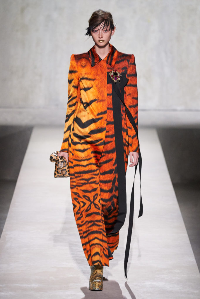 Еще один животный принт! Тигровые платья на показе Dries Van Noten 