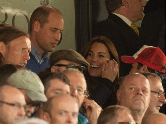 Самые крутые болельщики: Кейт Миддлтон и принц Уильям на футбольном матче с детьми! 