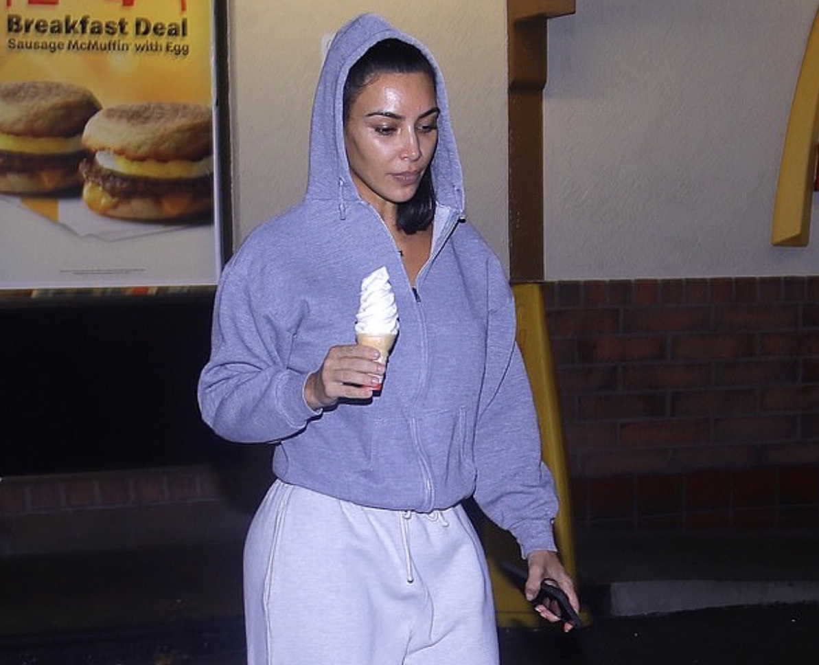 Лучшая! Ким Кардашьян ночью поехала за мороженым в Макдоналдс 