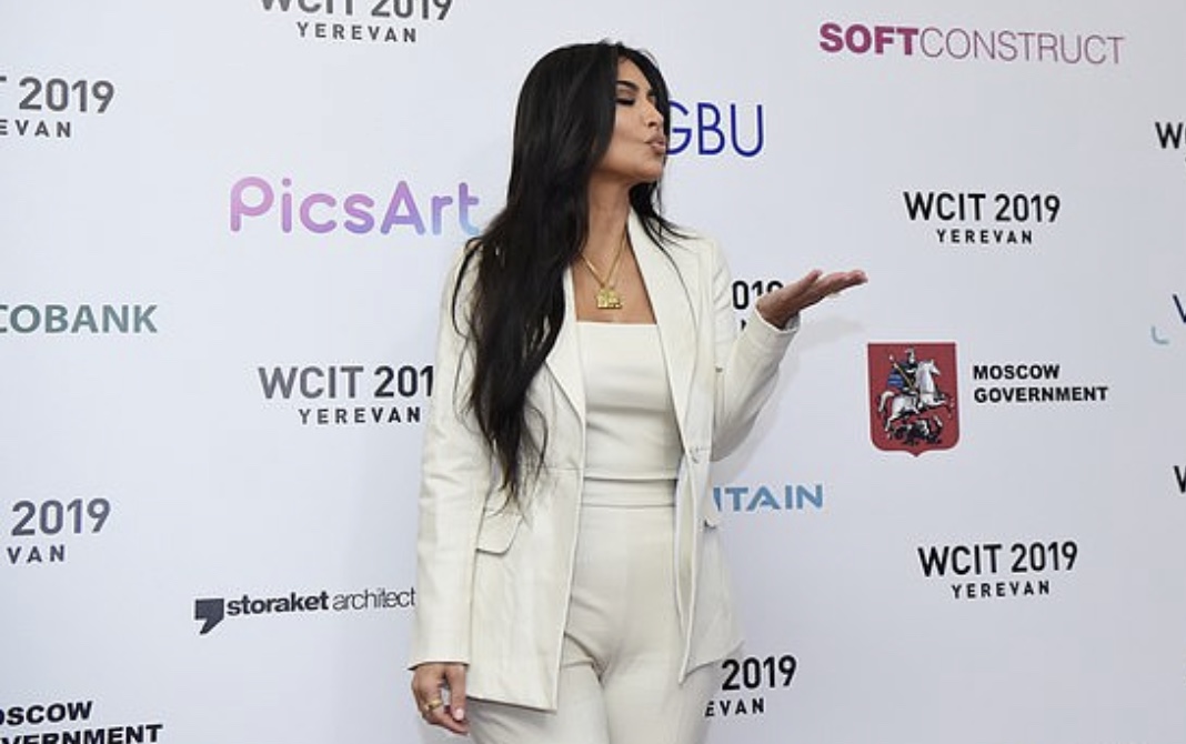 Ким Кардашьян выступила на форуме в Ереване! Собрали самое важное 