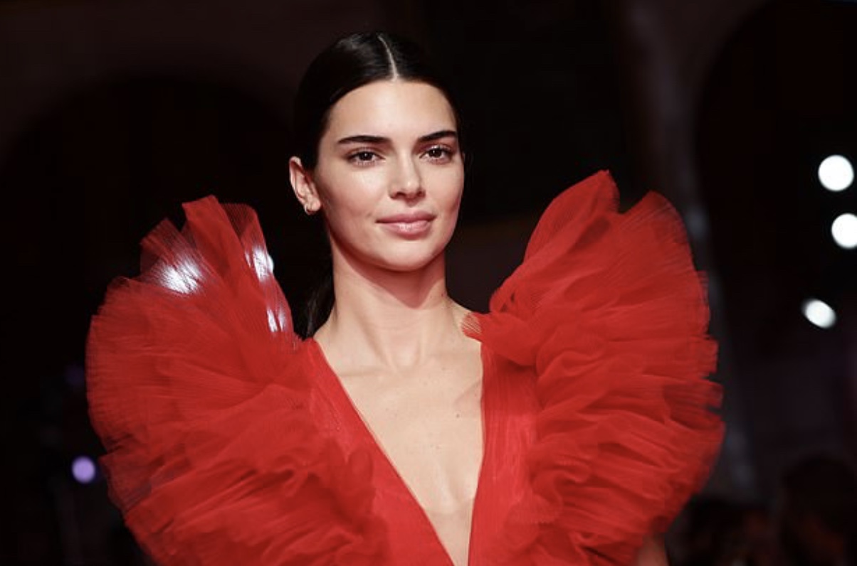 Это надо видеть! Кендалл Дженнер в красном платье взорвала показ Giambattista Valli Loves H&M 