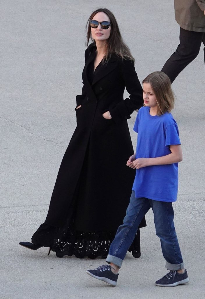 В перерывах между премьерами: Анджелина Джоли на прогулке с детьми 