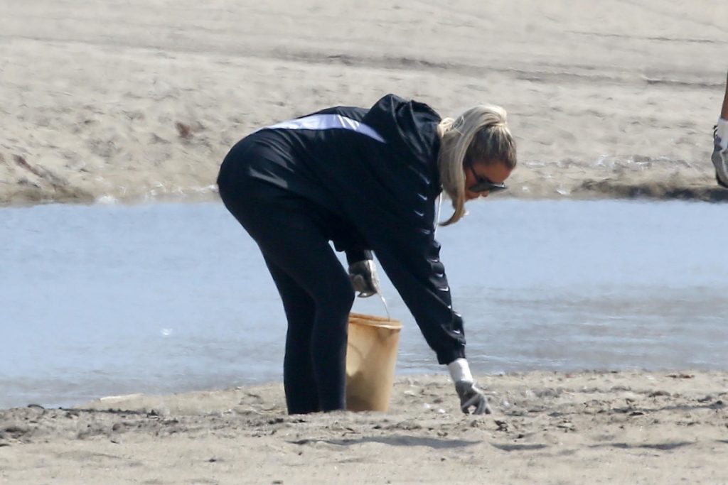 Берем пример! Кендалл Дженнер и Хлоя Кардашьян очистили пляж от мусора 