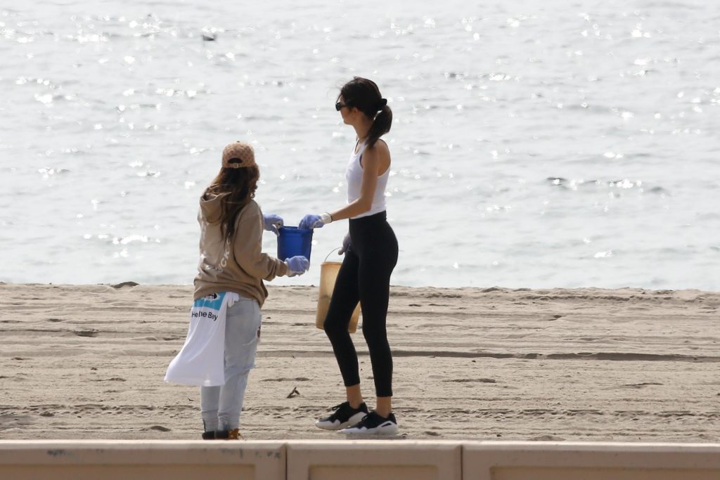 Берем пример! Кендалл Дженнер и Хлоя Кардашьян очистили пляж от мусора 