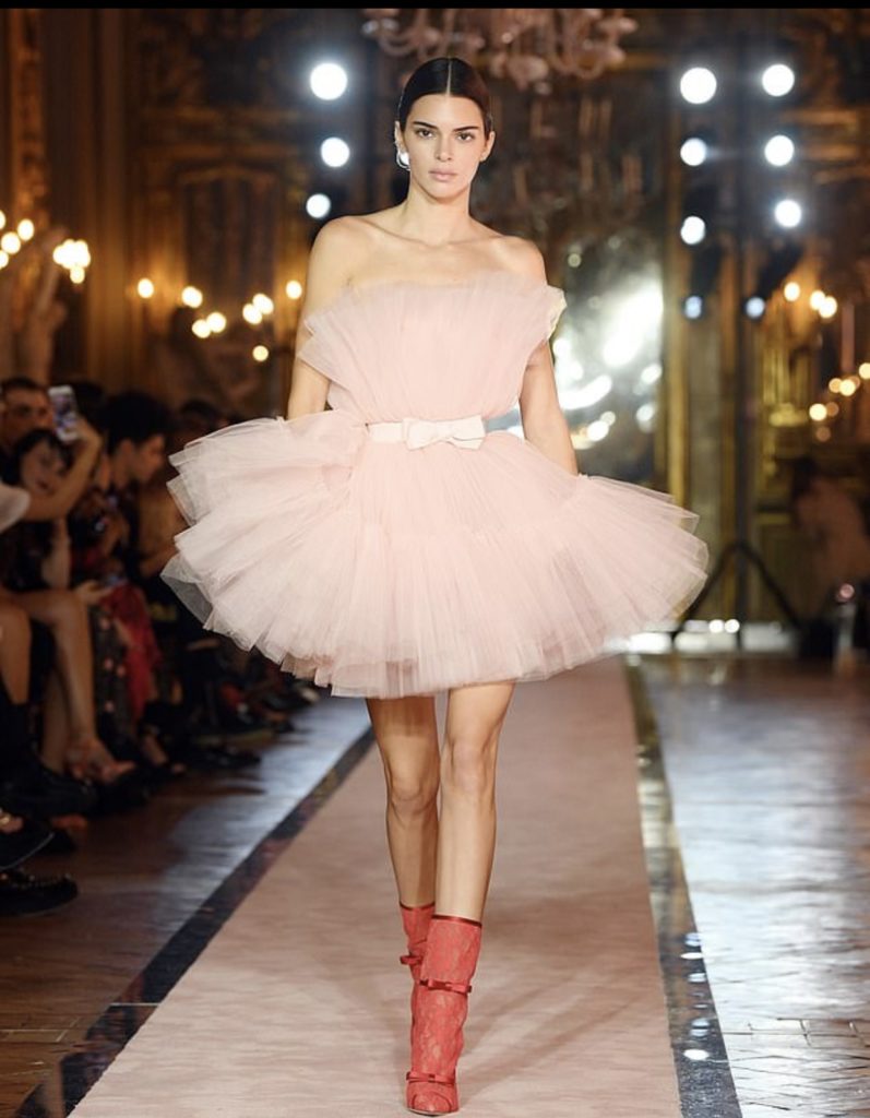 Это надо видеть! Кендалл Дженнер в красном платье взорвала показ Giambattista Valli Loves H&M 