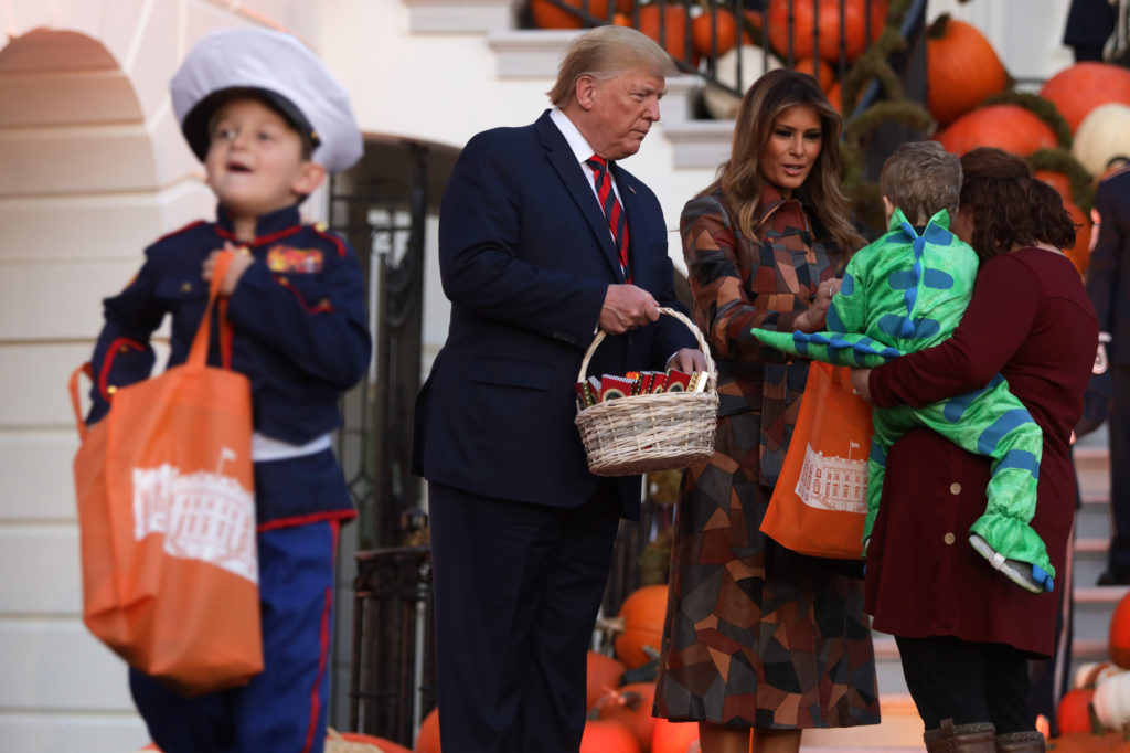 Хэллоуин уже скоро: Дональд и Мелания Трамп устроили праздник в Белом доме 