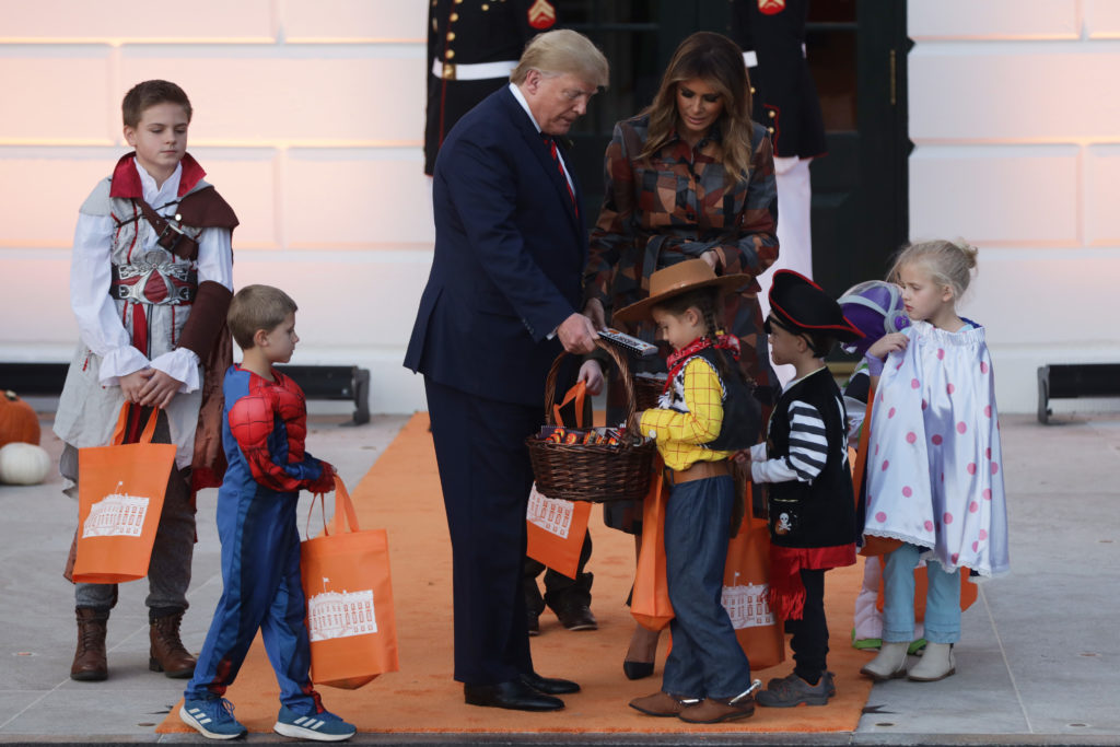 Хэллоуин уже скоро: Дональд и Мелания Трамп устроили праздник в Белом доме 