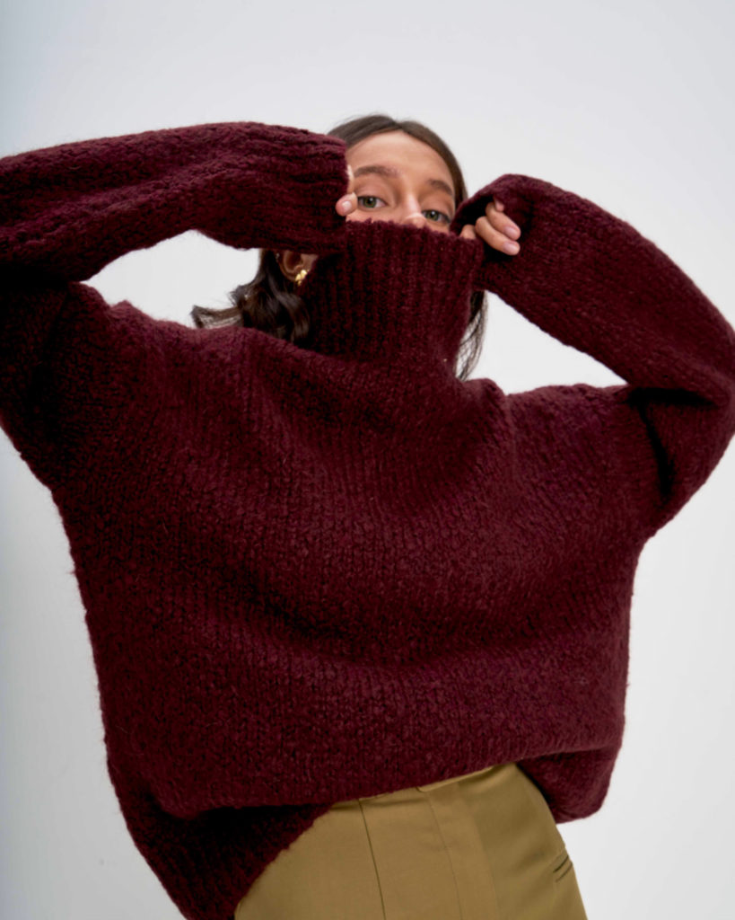 Тепло и уютно: 15 модных свитеров на осень 