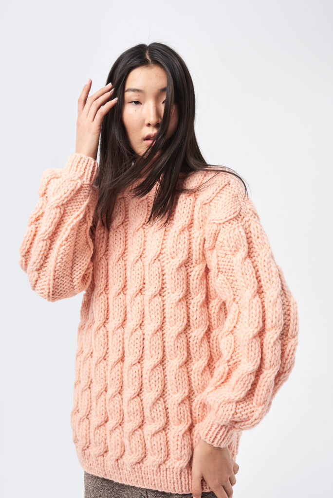 Тепло и уютно: 15 модных свитеров на осень 