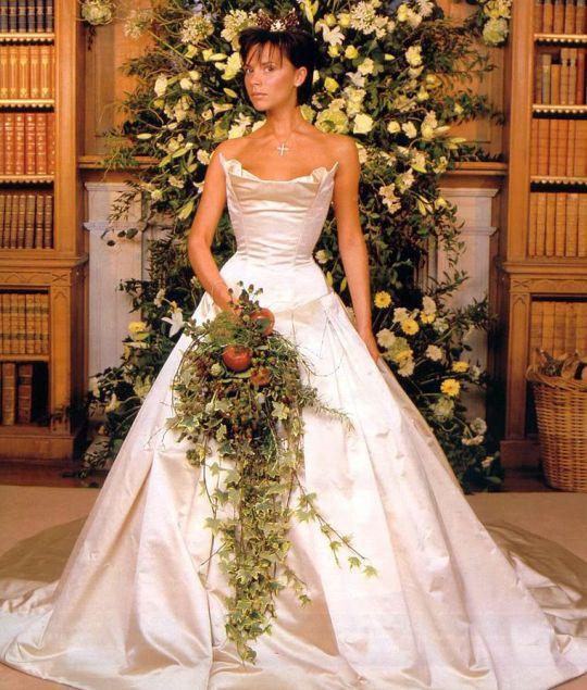 Хейли вышла замуж в Off-White. Вспоминаем самые красивые свадебные платья звёзд! 