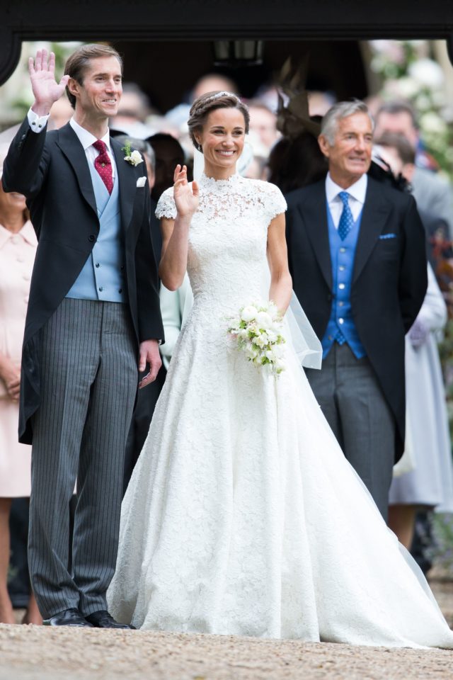 Хейли вышла замуж в Off-White. Вспоминаем самые красивые свадебные платья звёзд! 